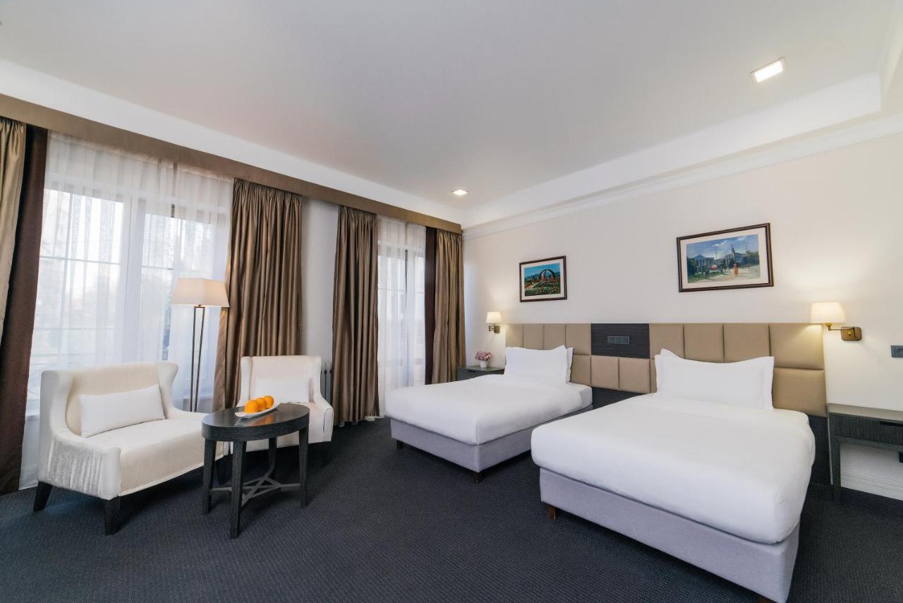 Ambassador Hotel Бішкек Екстер'єр фото