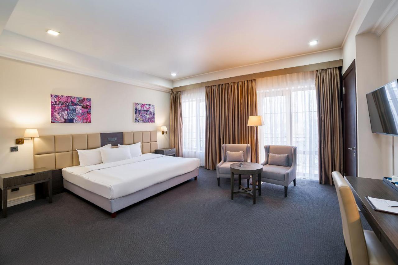 Ambassador Hotel Бішкек Екстер'єр фото