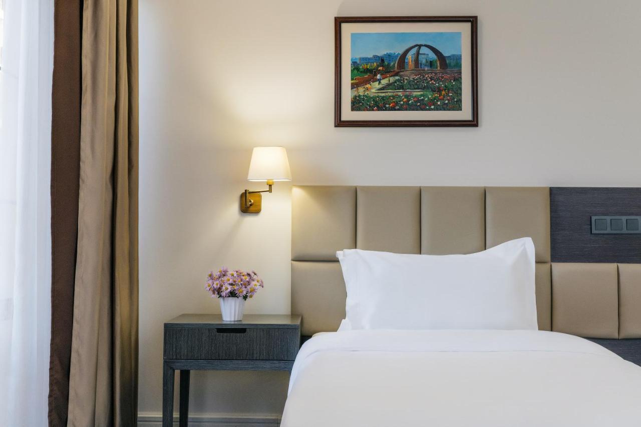 Ambassador Hotel Бішкек Екстер'єр фото